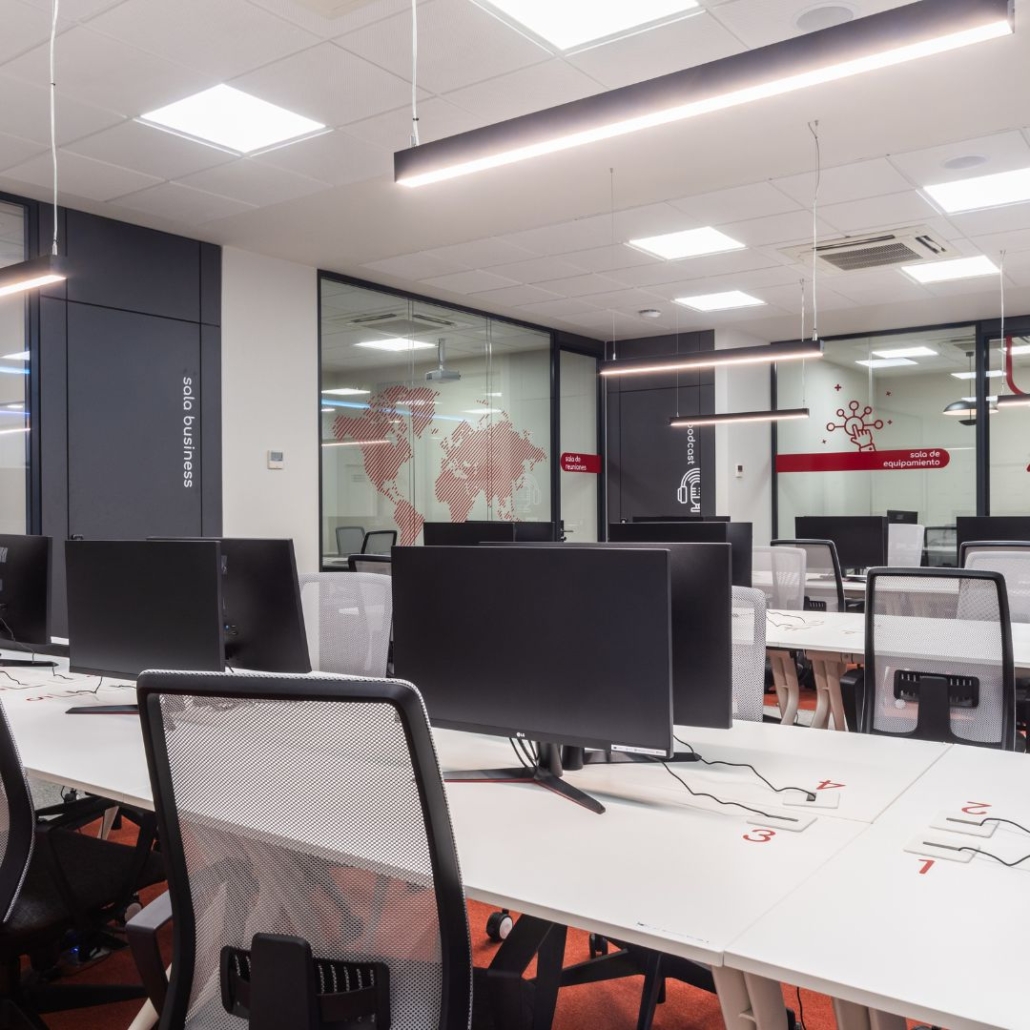 zona de puestos fijos y flexibles en el miitUp, el coworking Digital de la Cámara de Comercio de Murcia